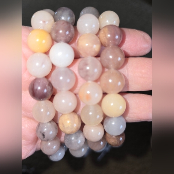 🐰SALE🥳 10mm Lavendar Quartz Bracelet - Picture 3 of 6